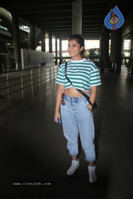Divinaa Thackur Spotted At Airport - 12 of 16