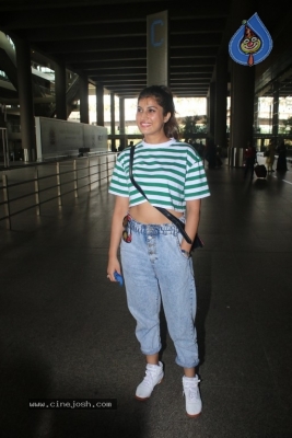 Divinaa Thackur Spotted At Airport - 16 of 16