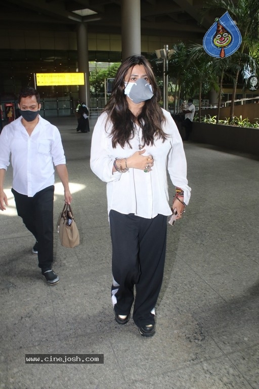 Ekta Kapoor Spotted At Airport - 2 / 13 photos