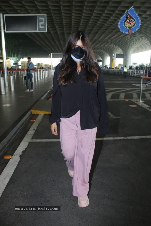 Ekta Kapoor Spotted At Airport - 5 / 12 photos