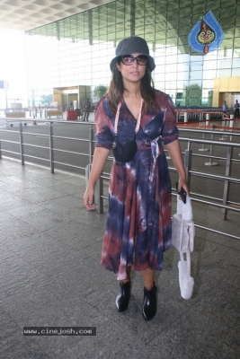 Hina Khan Spotted At Airport - 17 of 18