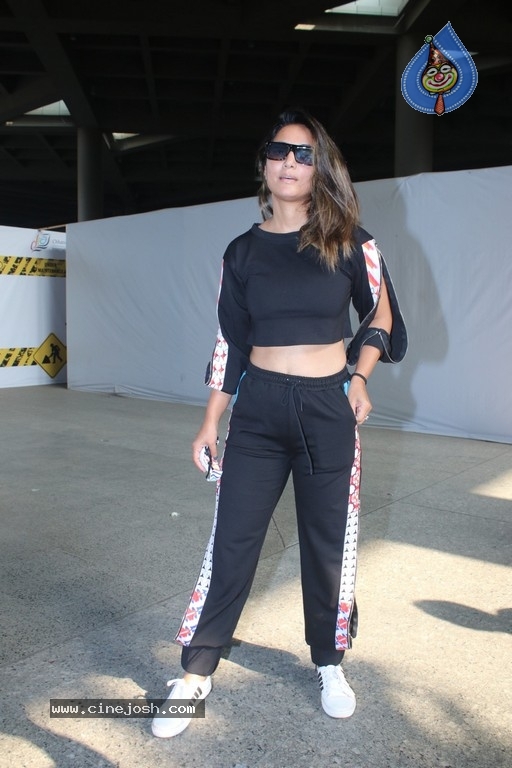 Hina Khan Spotted At Airport - 11 / 17 photos