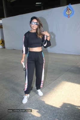 Hina Khan Spotted At Airport - 1 of 17