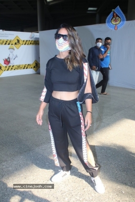 Hina Khan Spotted At Airport - 14 of 17
