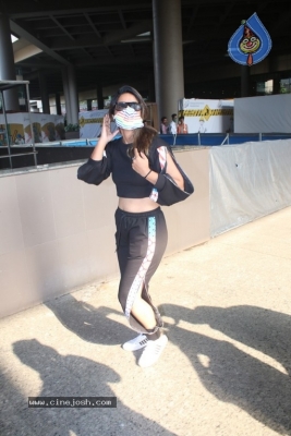 Hina Khan Spotted At Airport - 15 of 17