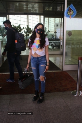 Janhvi Kapoor Spotted At Airport - 13 of 21