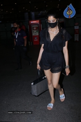 Jhanvi Kapoor Spotted At Airport - 5 of 10