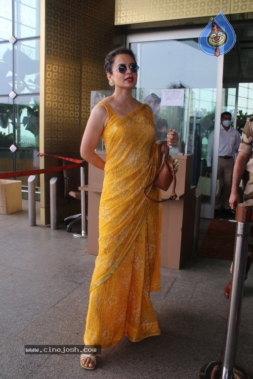 Kangana Ranaut Spotted at Airport - 1 / 16 photos