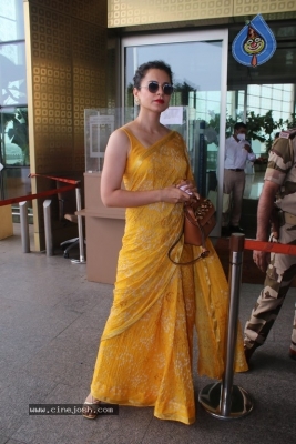 Kangana Ranaut Spotted at Airport - 4 of 16