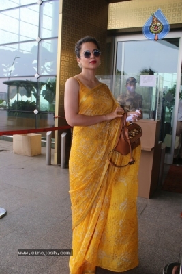 Kangana Ranaut Spotted at Airport - 5 of 16