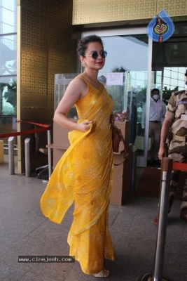 Kangana Ranaut Spotted at Airport - 12 of 16