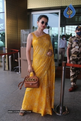 Kangana Ranaut Spotted at Airport - 14 of 16