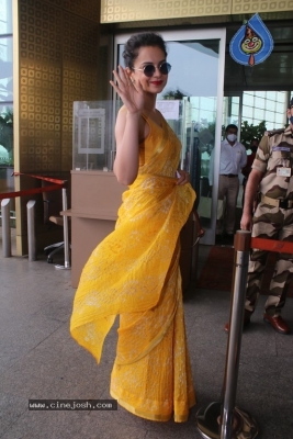 Kangana Ranaut Spotted at Airport - 15 of 16