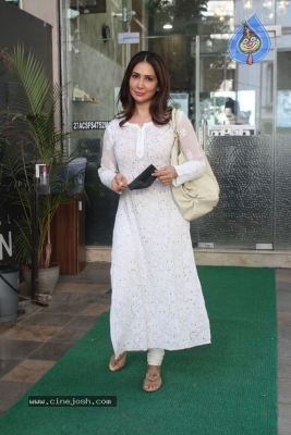 Kim Sharma Spotted At Bandra  - 1 of 14