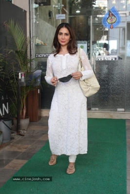 Kim Sharma Spotted At Bandra  - 5 of 14