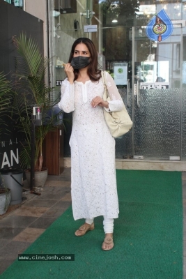 Kim Sharma Spotted At Bandra  - 7 of 14