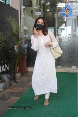 Kim Sharma Spotted At Bandra  - 8 of 14