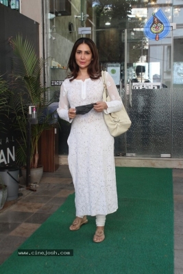 Kim Sharma Spotted At Bandra  - 13 of 14