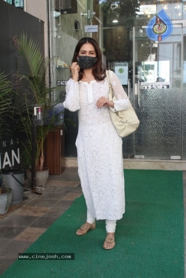 Kim Sharma Spotted At Bandra  - 14 of 14