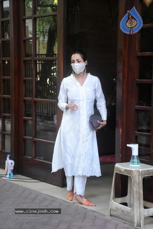 Malaika Arora Spotted at her House - 2 / 11 photos