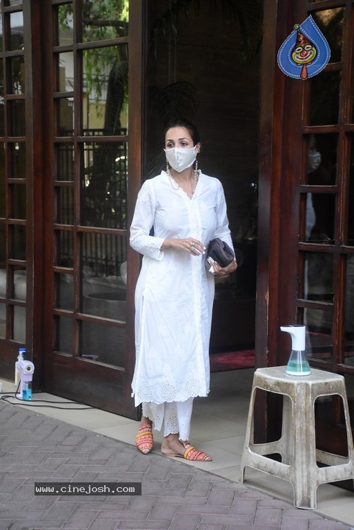 Malaika Arora Spotted at her House - 3 / 11 photos