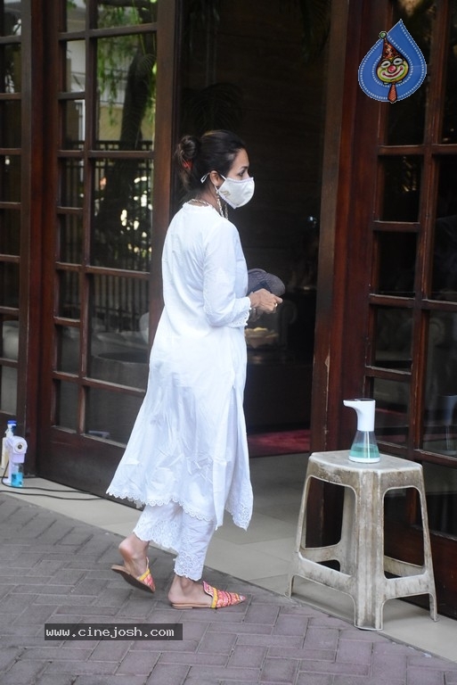Malaika Arora Spotted at her House - 6 / 11 photos
