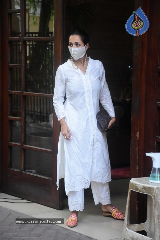 Malaika Arora Spotted at her House - 9 / 11 photos