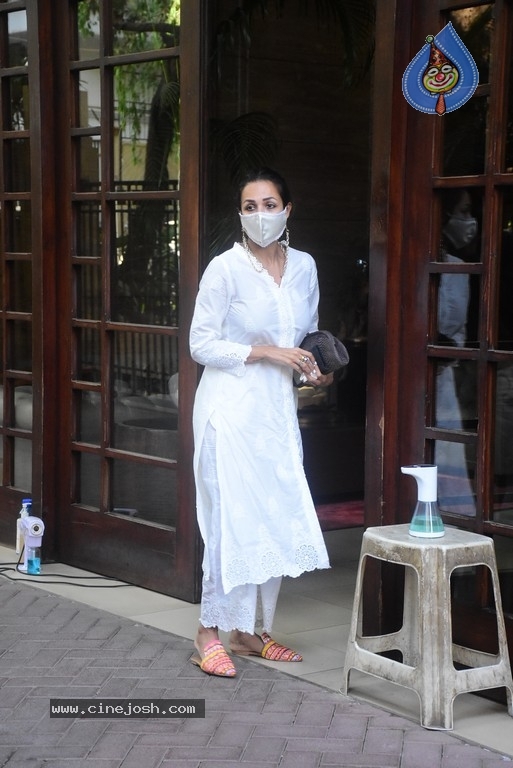 Malaika Arora Spotted at her House - 10 / 11 photos