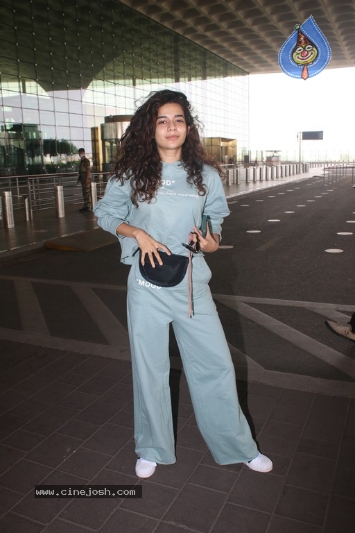 Mithila Palkar Spotted At Airport - 10 / 11 photos