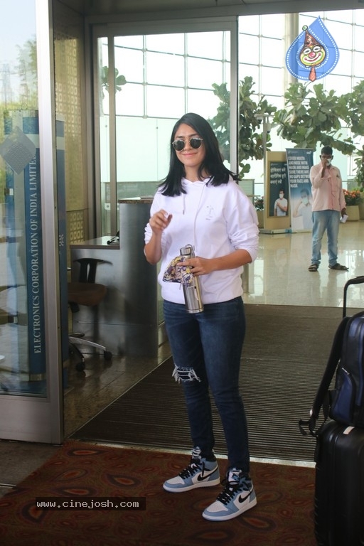 Mrunal Thakur Spotted at Airport - 5 / 15 photos