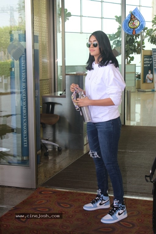 Mrunal Thakur Spotted at Airport - 7 / 15 photos