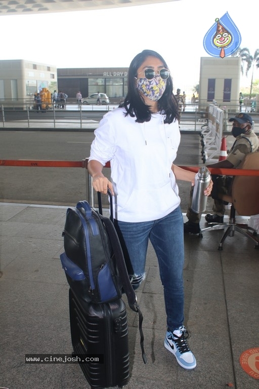 Mrunal Thakur Spotted at Airport - 15 / 15 photos