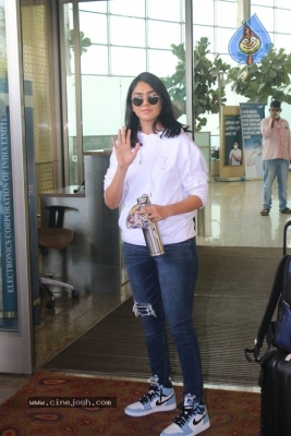 Mrunal Thakur Spotted at Airport - 8 of 15