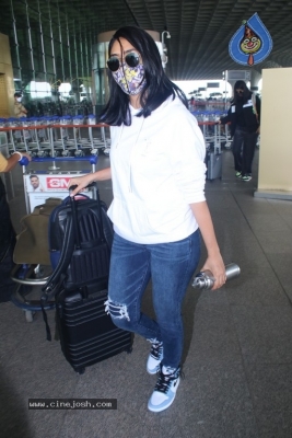 Mrunal Thakur Spotted at Airport - 9 of 15