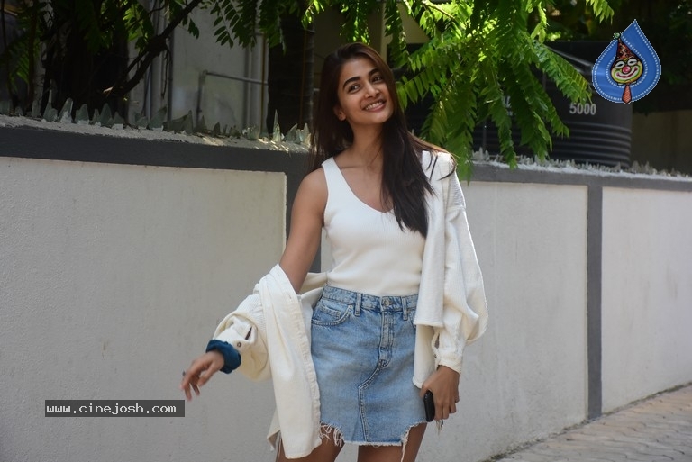 Pooja Hegde Spotted in Bandra - 6 / 14 photos
