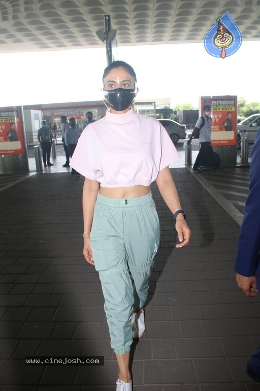 Rakul Preet Spotted At Airport - 3 / 16 photos