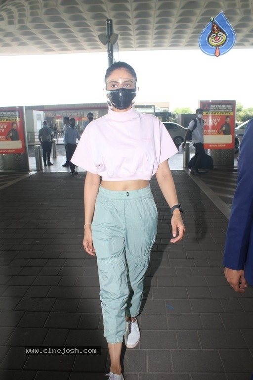 Rakul Preet Spotted At Airport - 5 / 16 photos