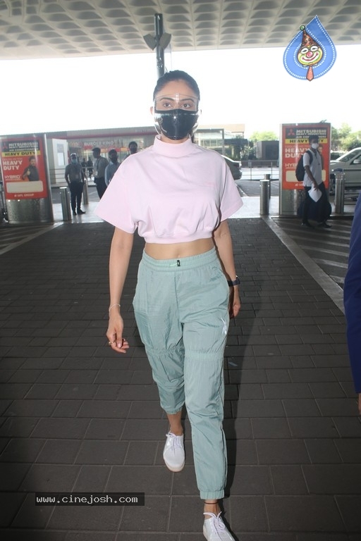 Rakul Preet Spotted At Airport - 6 / 16 photos