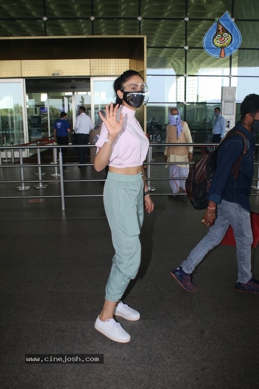 Rakul Preet Spotted At Airport - 7 / 16 photos