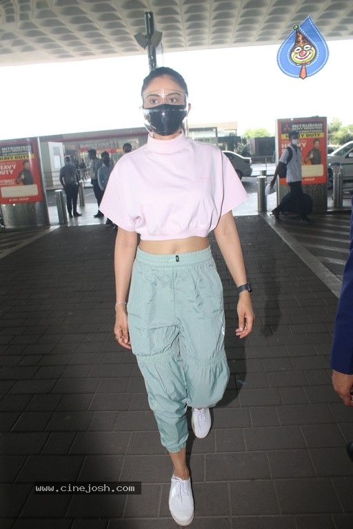 Rakul Preet Spotted At Airport - 10 / 16 photos