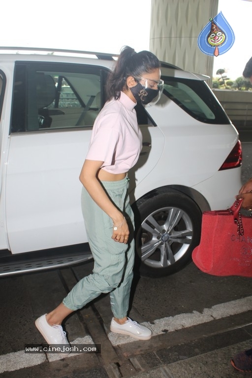 Rakul Preet Spotted At Airport - 12 / 16 photos