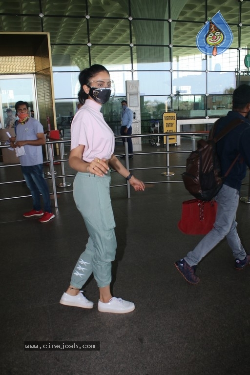 Rakul Preet Spotted At Airport - 14 / 16 photos