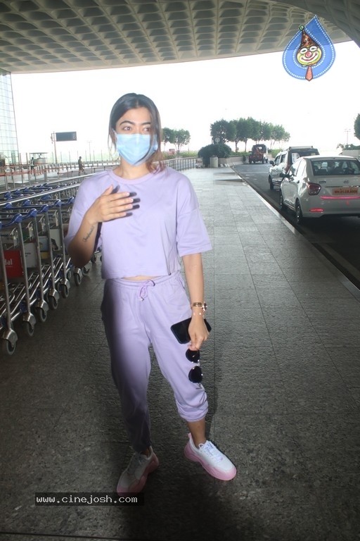Rashmika Spotted at Airport - 6 / 18 photos