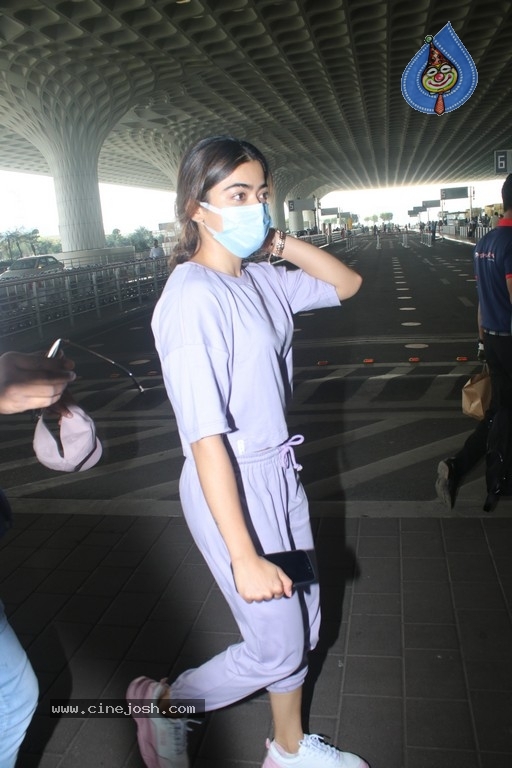 Rashmika Spotted at Airport - 9 / 18 photos