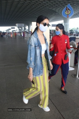 Shraddha Kapoor Spotted At Airport  - 4 of 10