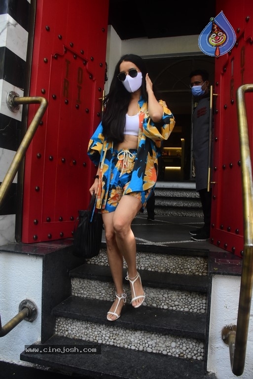 Shraddha Kapoor Spotted in Bandra - 5 / 7 photos