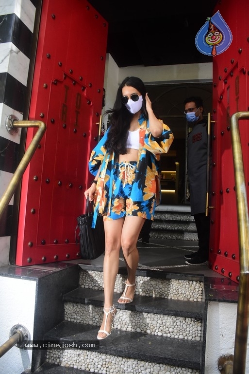 Shraddha Kapoor Spotted in Bandra - 6 / 7 photos