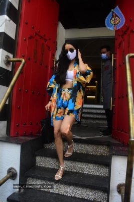 Shraddha Kapoor Spotted in Bandra - 3 of 7