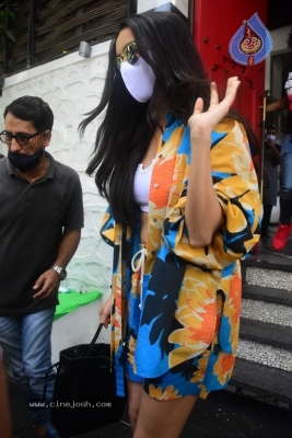 Shraddha Kapoor Spotted in Bandra - 4 of 7