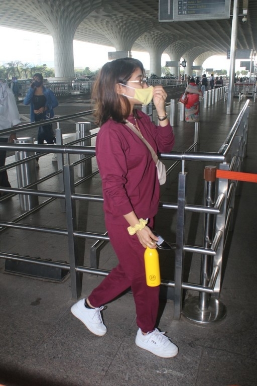 Shweta Tripathi Spotted At Airport - 4 / 13 photos